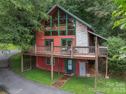 215 Hall Top Road active home in The Loop Estates, Waynesville, NC