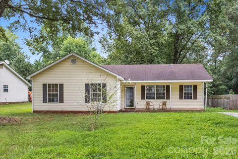 615 Pennwood Lane pending home in Bridlewood, Charlotte, NC