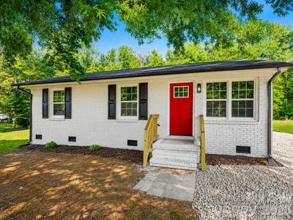 432 Springhill Drive active home in Spring Hill, Matthews, NC