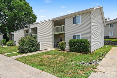 1654 Eagles Place active home in Eagles Landing, Rock Hill, SC