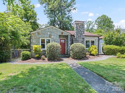 1909 Arlington Place active home in Druid Hills, Hendersonville, NC
