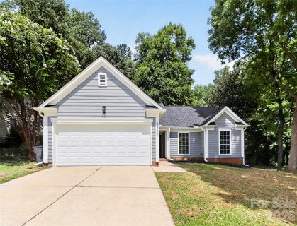 5800 Pennycross Lane pending home in Carronbridge, Charlotte, NC