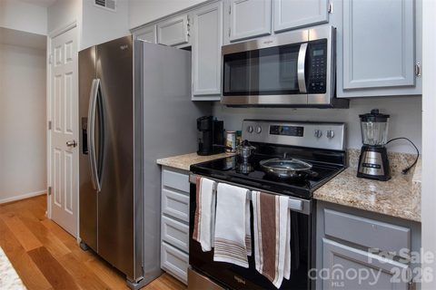 212 W 10th Street