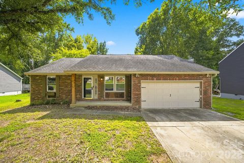 11407 Antebellum Drive pending home in Twelve Oaks, Charlotte, NC