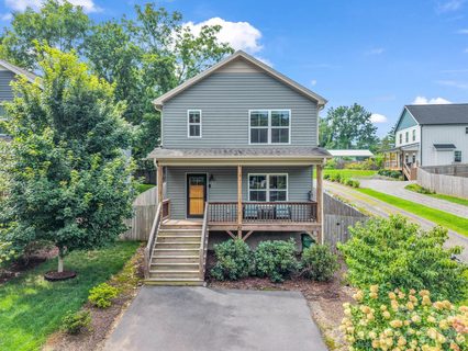 27 Busbee View Road pending home in Busbee View Park, Asheville, NC