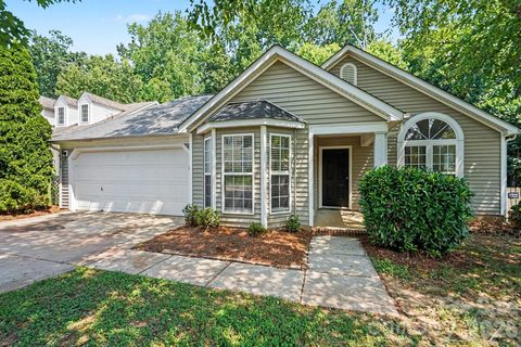 9819 Veronica Drive active home in Turtle Rock, Charlotte, NC