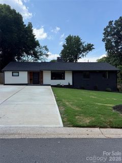 615 Manhasset Road pending home in Selwyn Park, Charlotte, NC