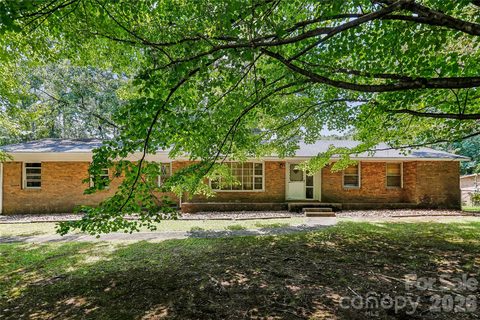 7816 Elwood Drive pending home in Fairfield Park, Charlotte, NC