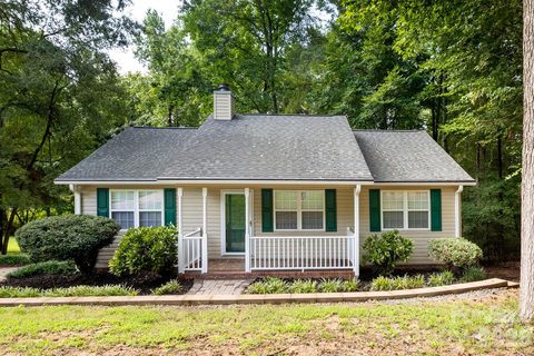 820 Se Clearview Court active home in Rama Woods, Concord, NC