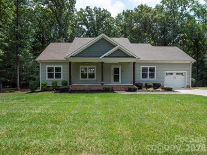 216 Paradise Drive active home in Paradise Point, Belmont, NC