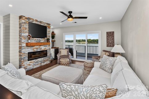 Emerald Point, Charlotte