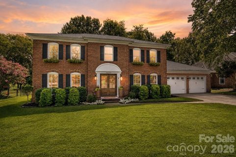 4638 Deanscroft Drive pending home in Wessex Square, Charlotte, NC