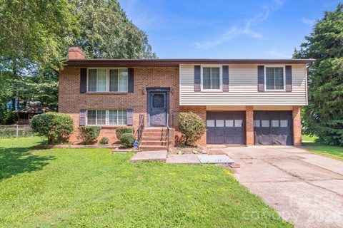 6204 Turtle Neck Lane pending home in Holly Hills, Charlotte, NC