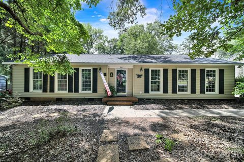 924 Glenshannon Road pending home in Country Place, Matthews, NC