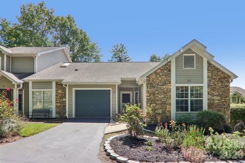 651 E Park Place pending townhome in Laurel Park Place, Hendersonville, NC