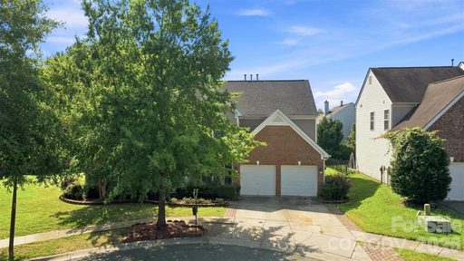 2506 Greenspire Court pending home in Mallard Lake, Charlotte, NC