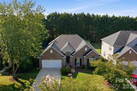 12602 Kemerton Lane active home in Northstone, Huntersville, NC