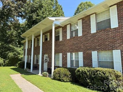 116 Falling Waters Road pending condo in Brookside Manor Condominiums, Hendersonville, NC