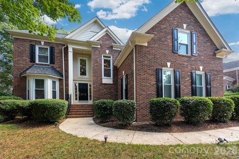 3415 Twelve Oaks Place active home in Providence Plantation, Charlotte, NC