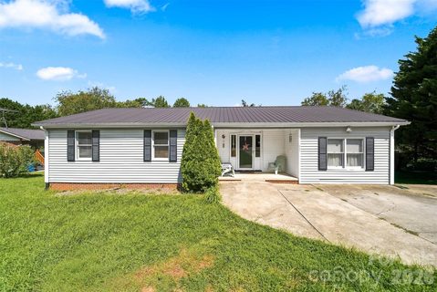 425 Heritage Farm Road active home in Five Oaks, Hickory, NC