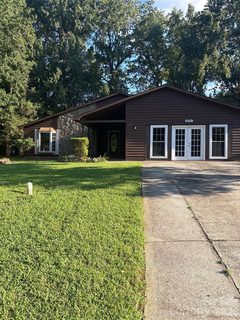 6701 Woodthrush Drive active home in Hickory Ridge, Charlotte, NC
