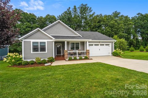 202 Windy Acres Knoll Drive pending home in The Cottages At Windy Knoll, Hendersonville, NC