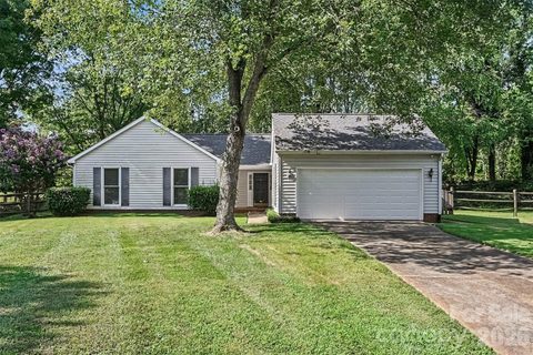 8248 Oakley Lane pending home in Settlers Landing, Charlotte, NC