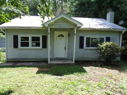 2131 Somerset Drive active home in Druid Hills, Hendersonville, NC