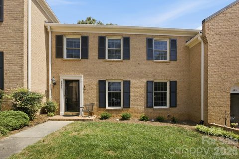 6836 Dumbarton Drive pending townhome in Olde Georgetowne, Charlotte, NC