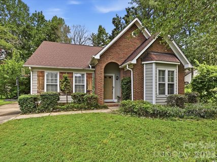 7813 Bridle Court pending home in Claiborne Woods, Charlotte, NC