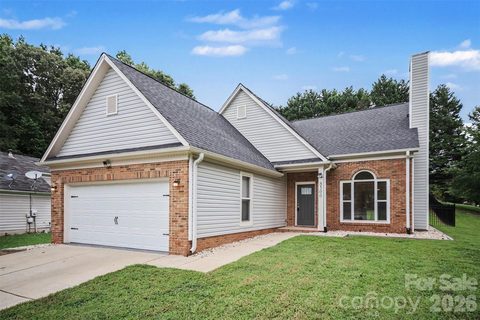 8500 Woodhill Manor Court active home in Cambridge, Charlotte, NC