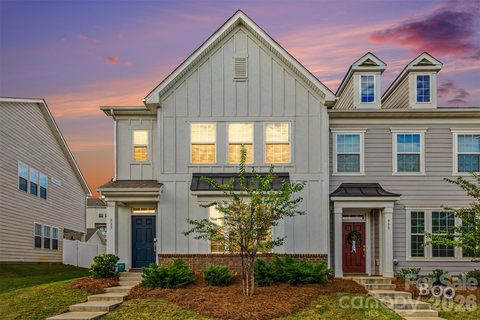933 Cobbled Way pending townhome in Elizabeth, Fort Mill, SC