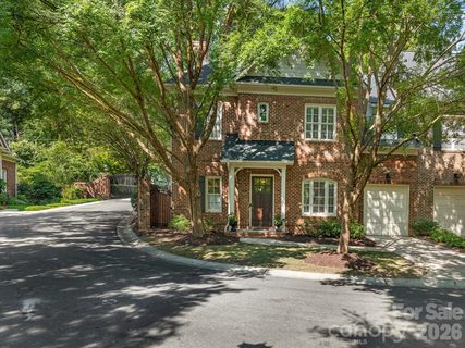221 Crownsgate Court pending home in Crownsgate, Charlotte, NC