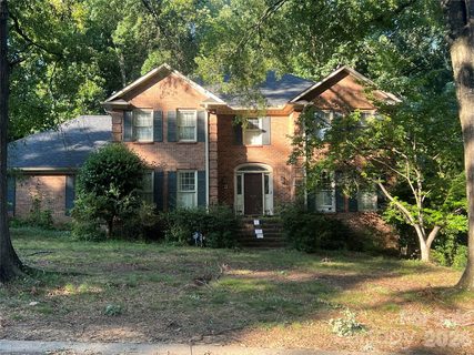 2736 Wamath Drive pending home in Sharon Woods, Charlotte, NC