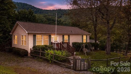 220 Powderhorn Drive pending home in Country Place Of Waynesville, Waynesville, NC
