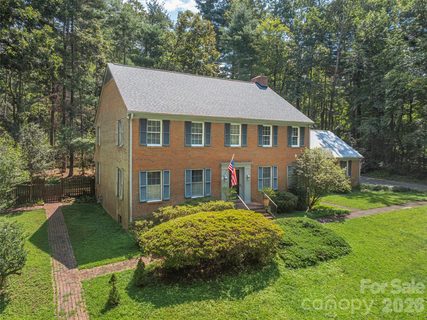 200 Heathcote Road active home in Hawthorne Hills, Hendersonville, NC
