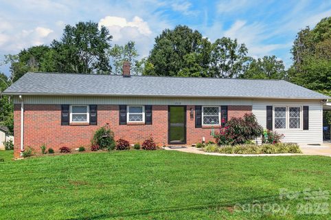 2559 Sweetbriar Circle pending home in Cloverdale, Lenoir, NC