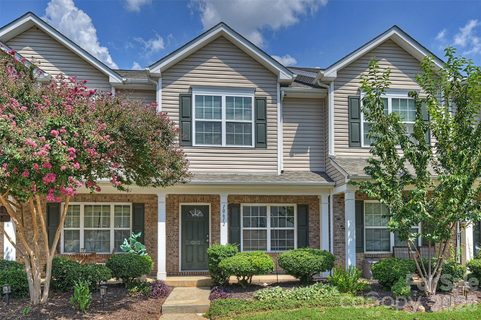 10612 Stoneacre Court active townhome in Carolina Crossing, Pineville, NC