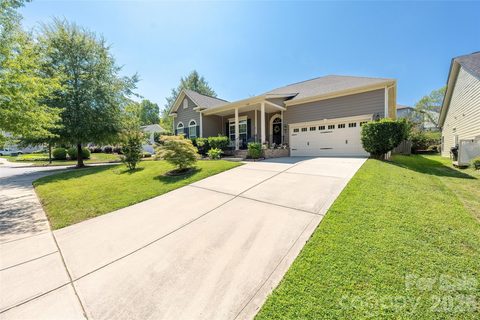 11426 Warfield Avenue active home in Vermillion, Huntersville, NC
