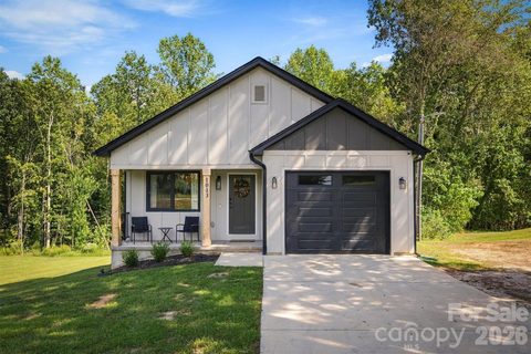 1013 37th Street pending home in Hampton Oaks, Hickory, NC
