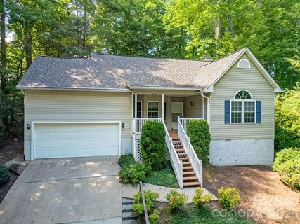61 Autumn Glen Court active home in Deerlake Village, Brevard, NC