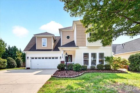 9026 Crusaders Court pending home in Castle Cliff, Matthews, NC