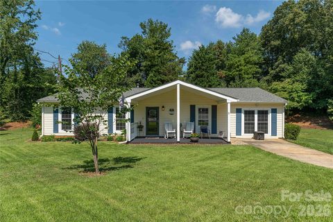 11 Crandon Court pending home in Stoneybrook, Asheville, NC