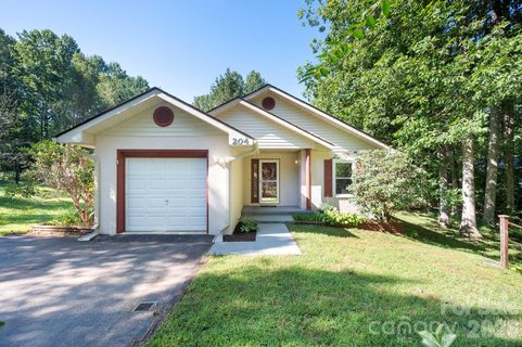 204 Cinnamon Way pending home in Cinnamon Woods, Flat Rock, NC
