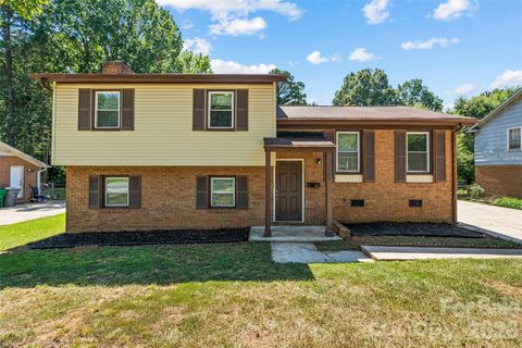7100 Covecreek Drive active home in Eastbrook Woods, Charlotte, NC