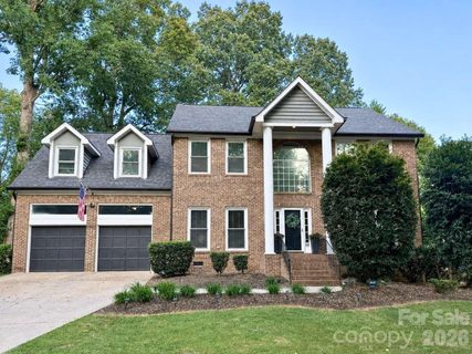 12512 Cliffcreek Drive pending home in Cedarfield, Huntersville, NC
