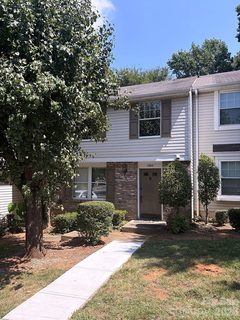 1365 Maple Shade Lane active townhome in Sardis Glen, Charlotte, NC