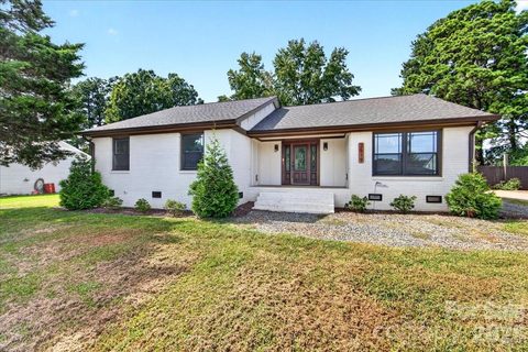 2519 Matthews Mint Hill Road active home in Wood Hollow, Matthews, NC