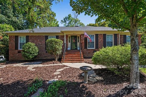 2610 Tattersall Drive pending home in Huntingtowne Farms, Charlotte, NC