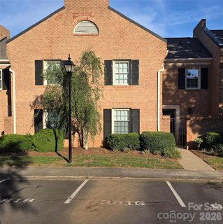 6816 Dumbarton Drive active townhome in Olde Georgetowne, Charlotte, NC